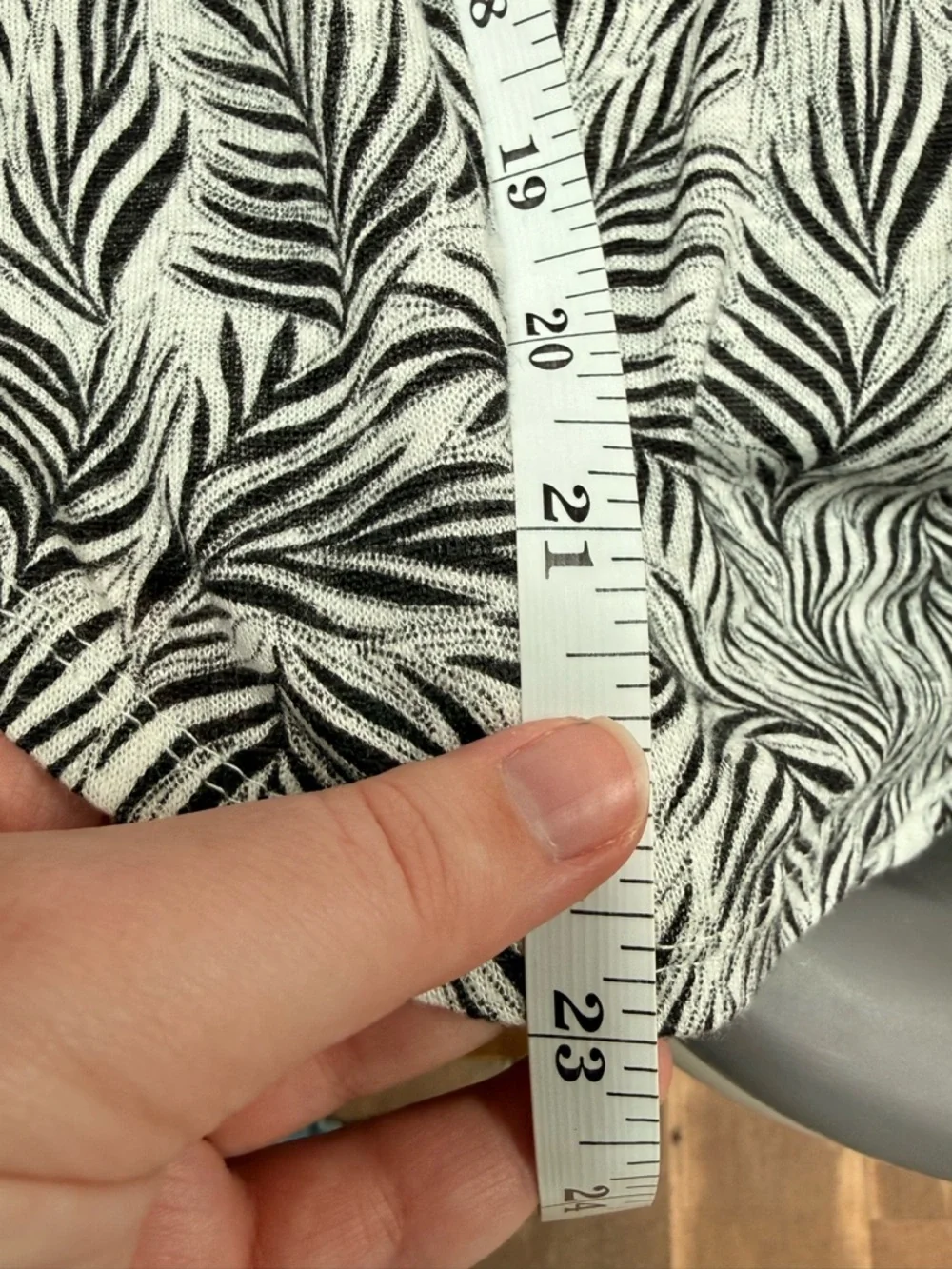Tahari Linen Leaf Print Top Black White Cap Sleeve Lightweight Relaxed Fit - Picture 7 of 7